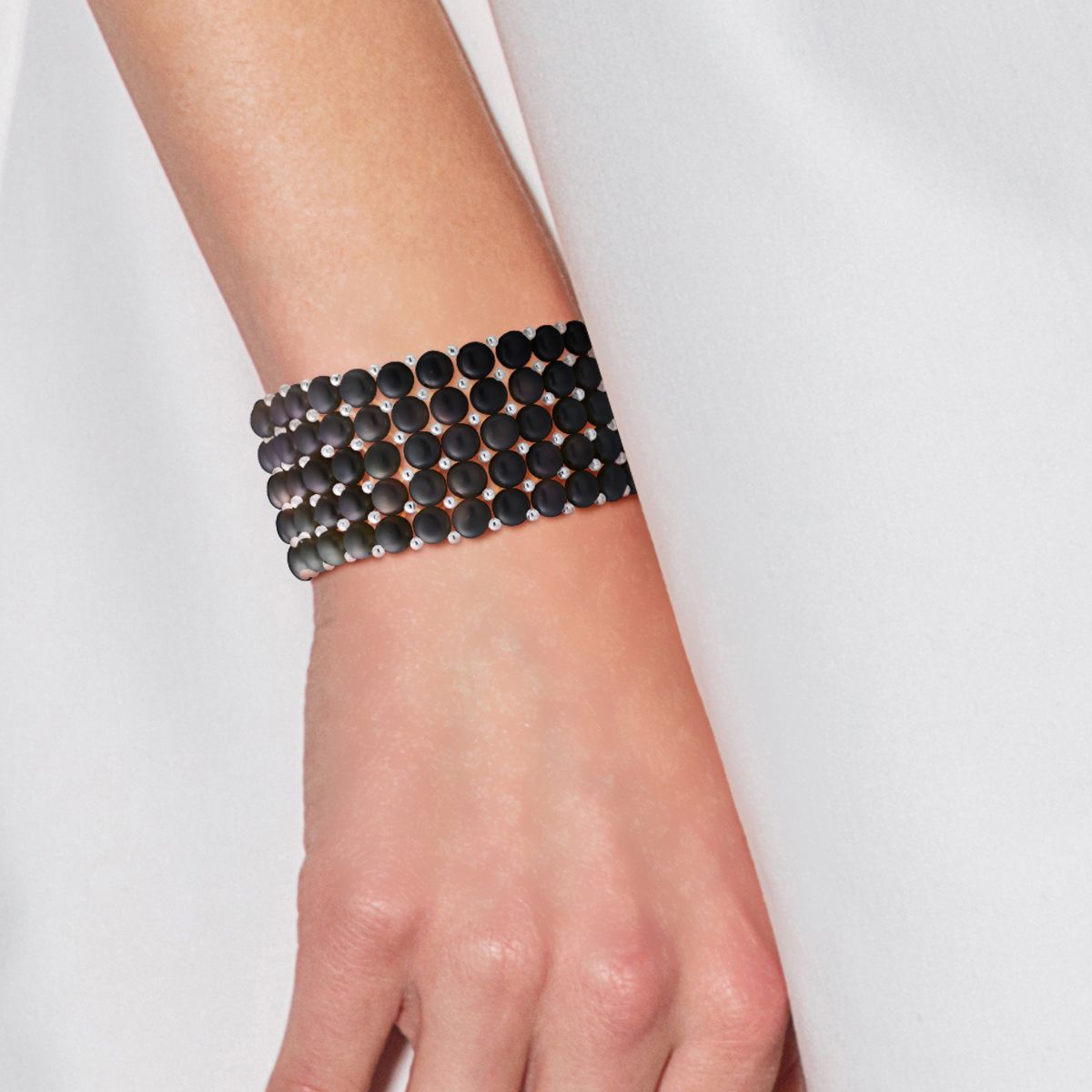 Elegantes mehrreihiges Perlenarmband