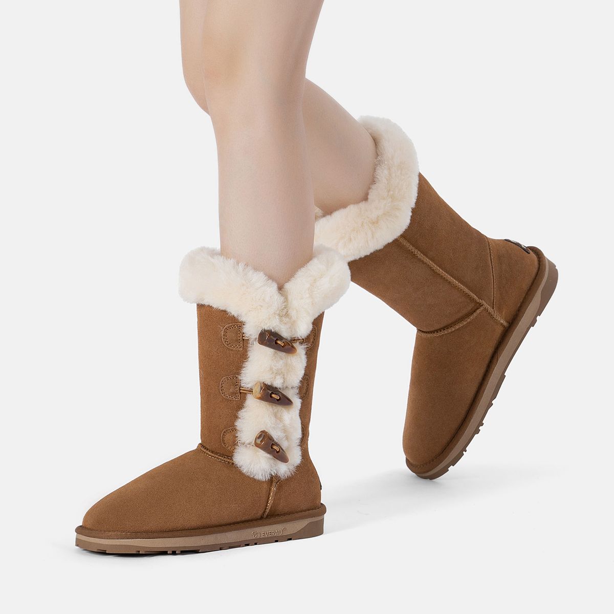 Lammfellstiefel mit Knebelverschlüssen