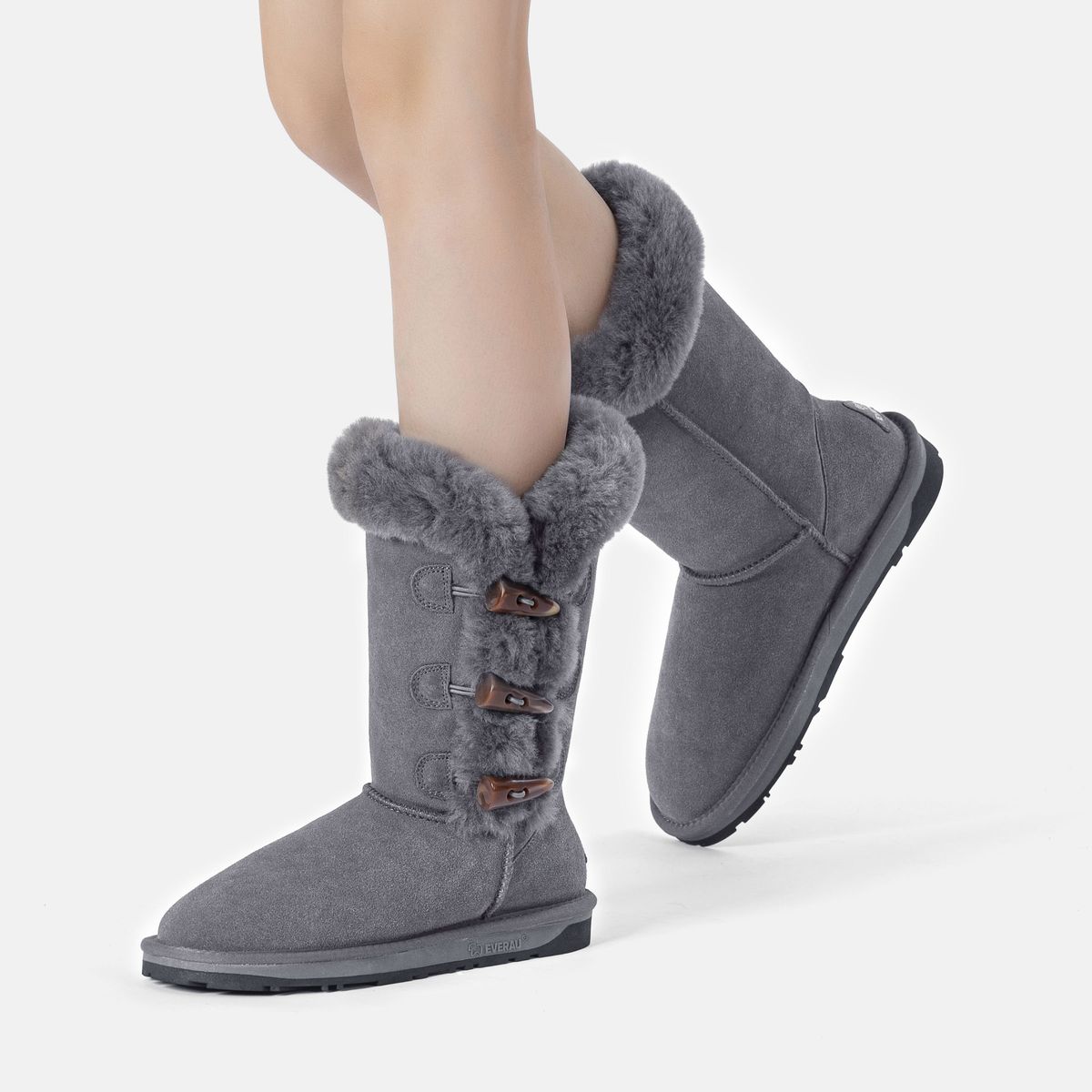 Lammfellstiefel mit Knebelverschlüssen