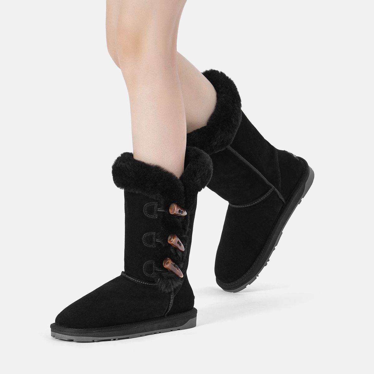 Lammfellstiefel mit Knebelverschlüssen