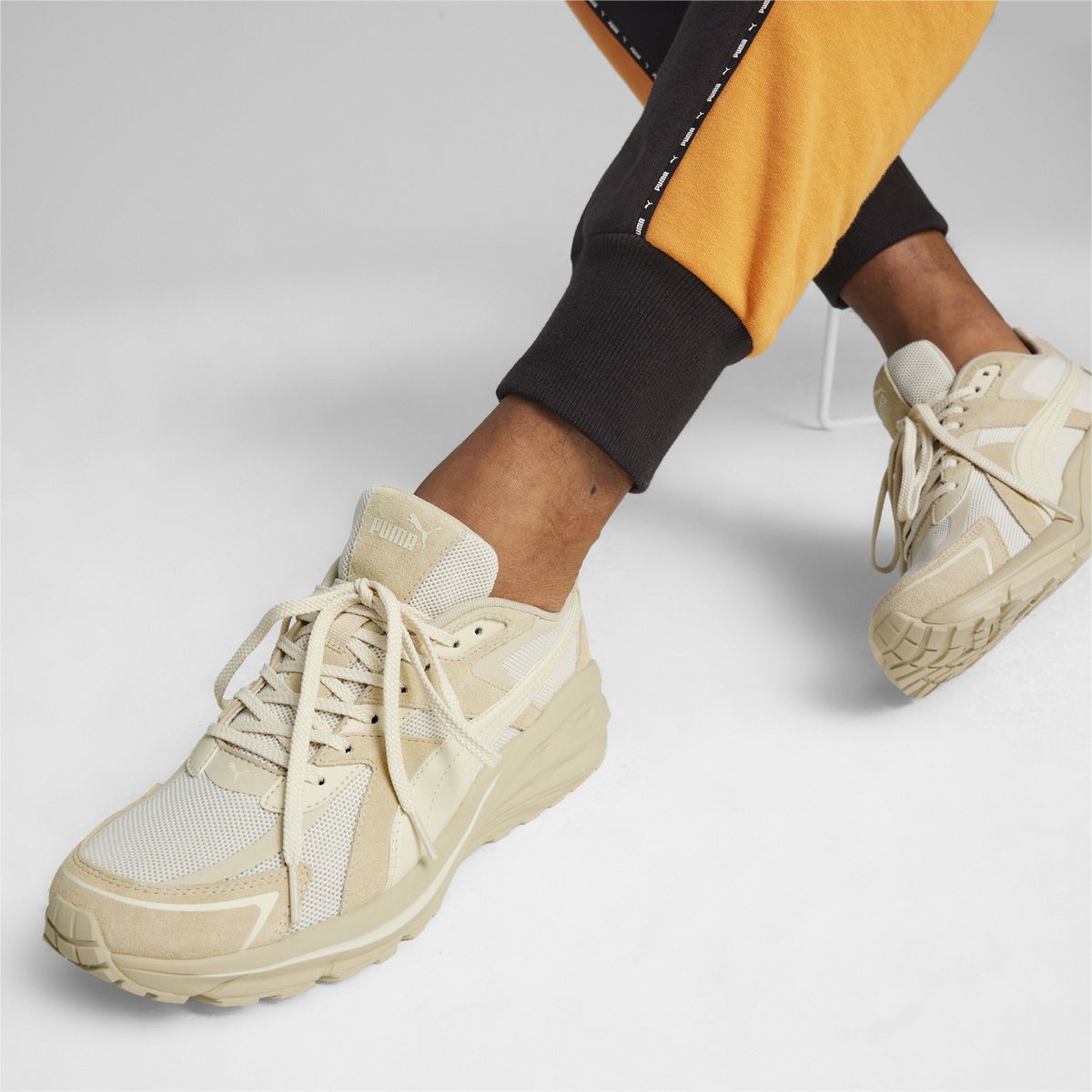 Sportliche Mesh- und Wildledersneaker