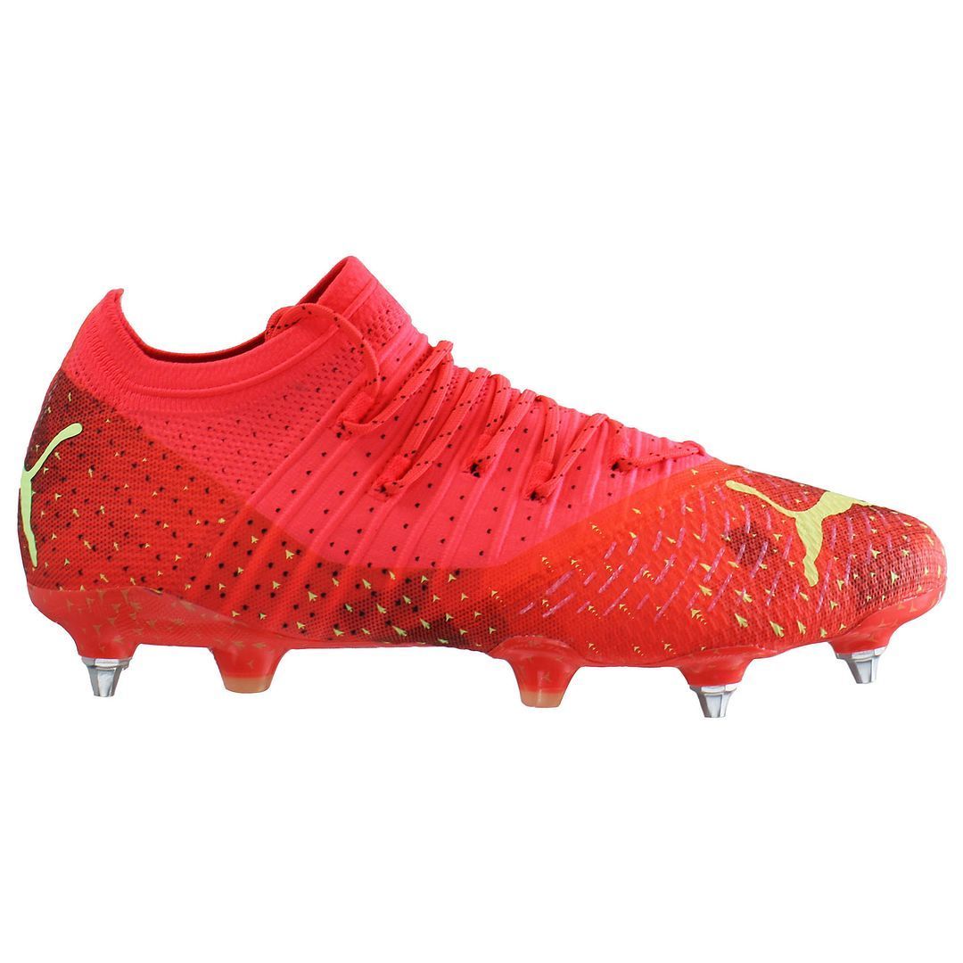 Rote High-Top Fußballschuhe