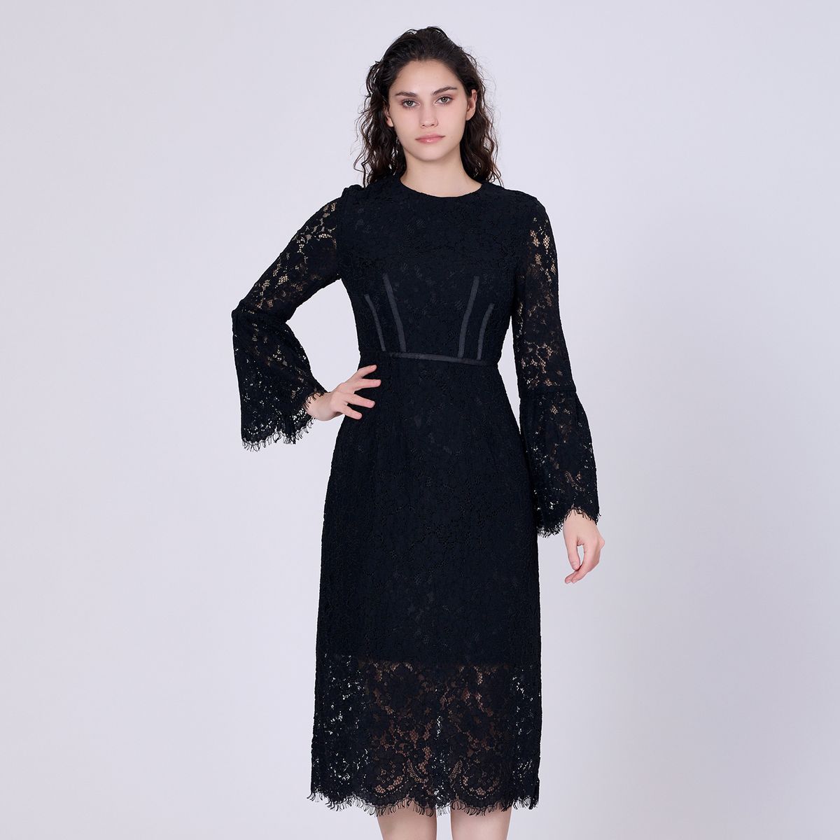 Elegantes Spitzenkleid mit ausgestellten Ärmeln