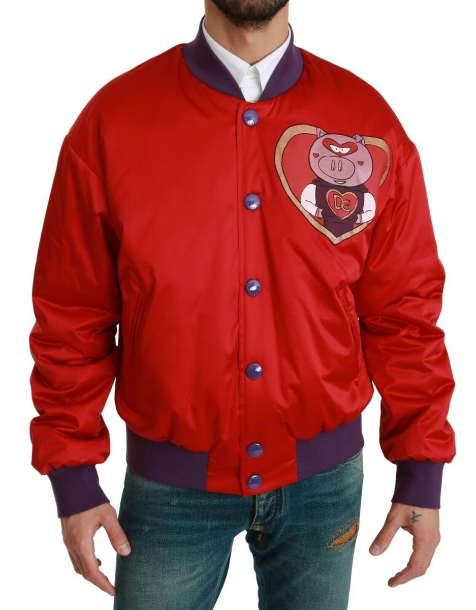 Rote Bomberjacke mit Schwein-Motiv