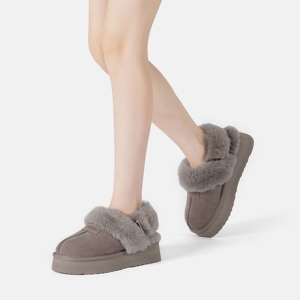 Plateau-Mules aus Wildleder mit Pelzbesatz