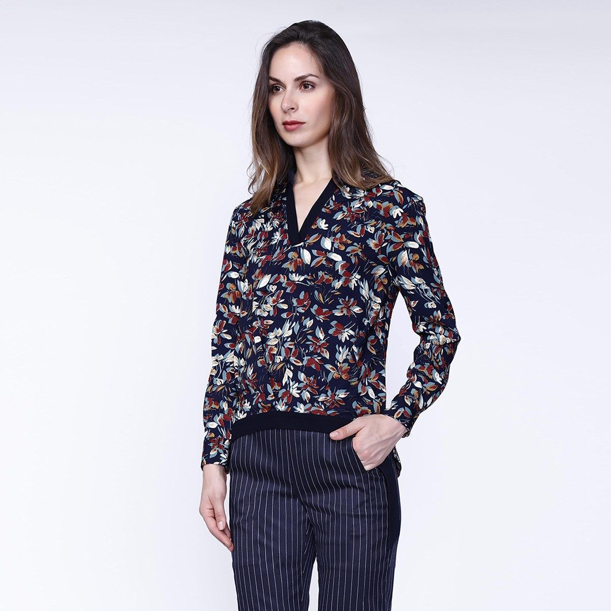 Geblümte Satin Bluse mit V-Ausschnitt