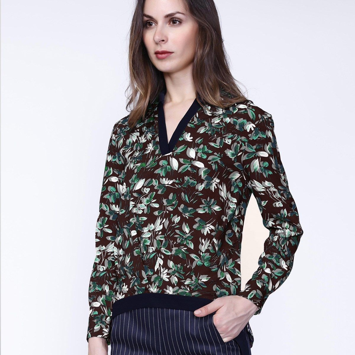Geblümte Satin Bluse mit V-Ausschnitt
