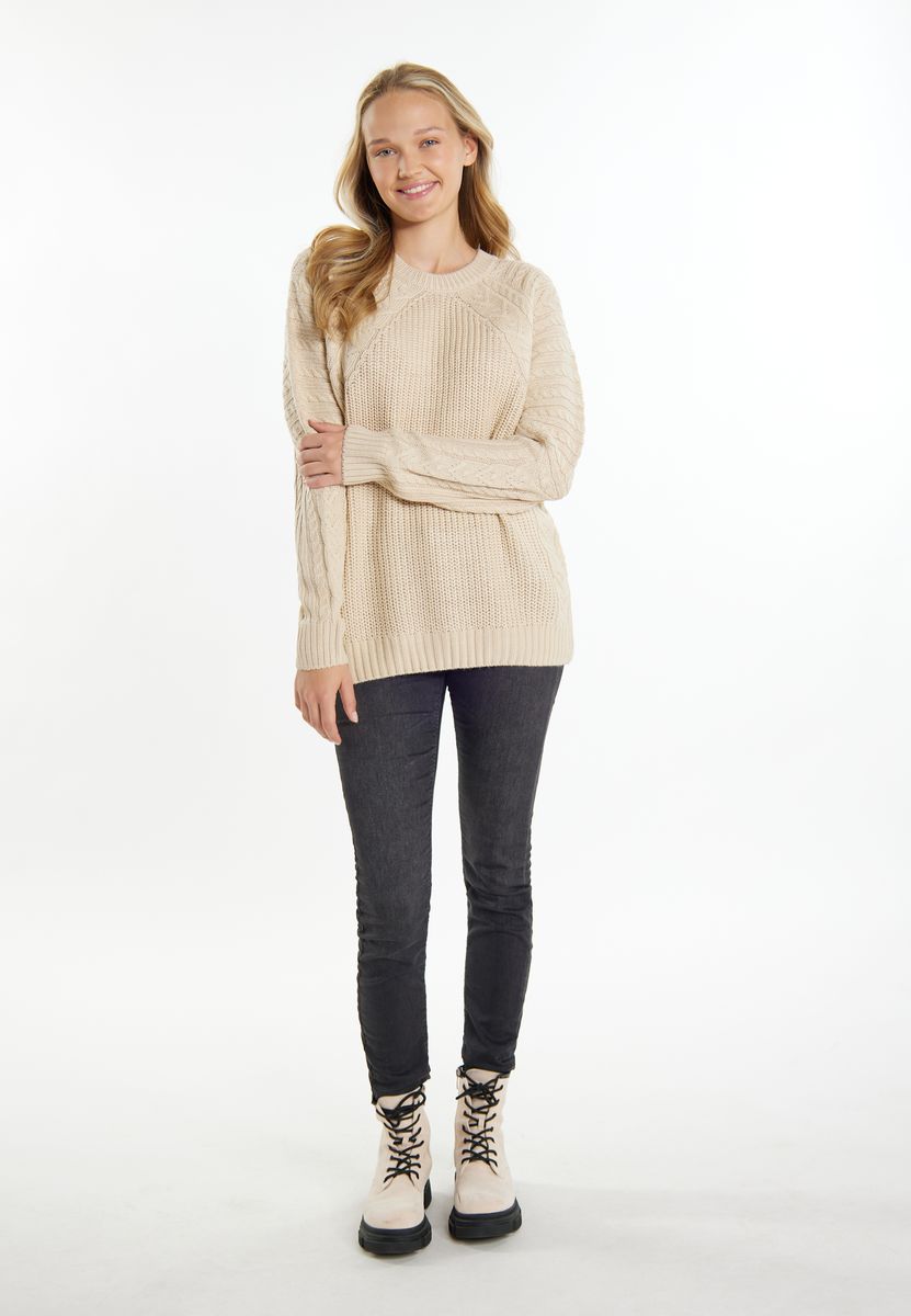 Klassischer Raglan-Zopfstrickpullover in Creme
