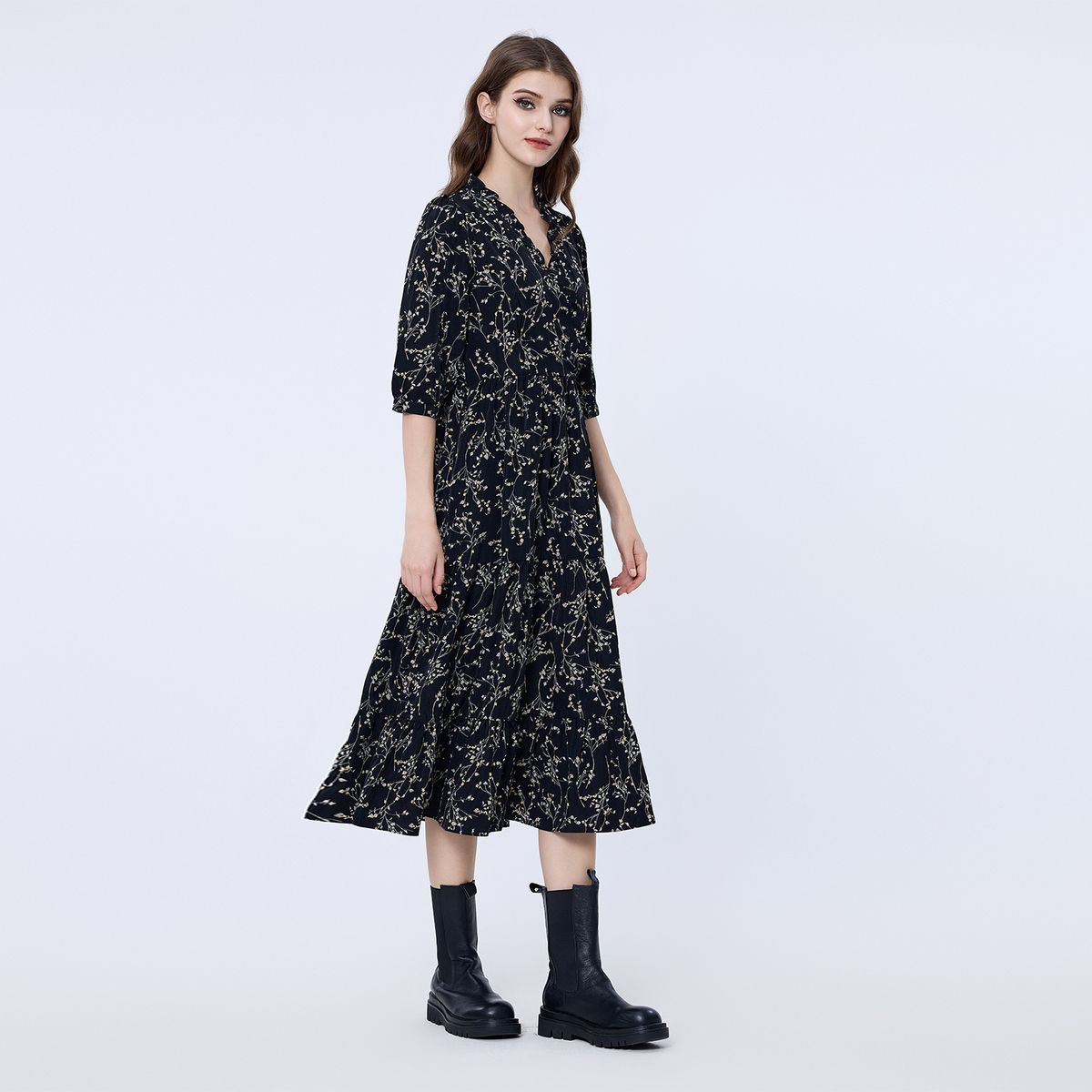 Gestuftes Midi-Wickelkleid mit Blumenmuster