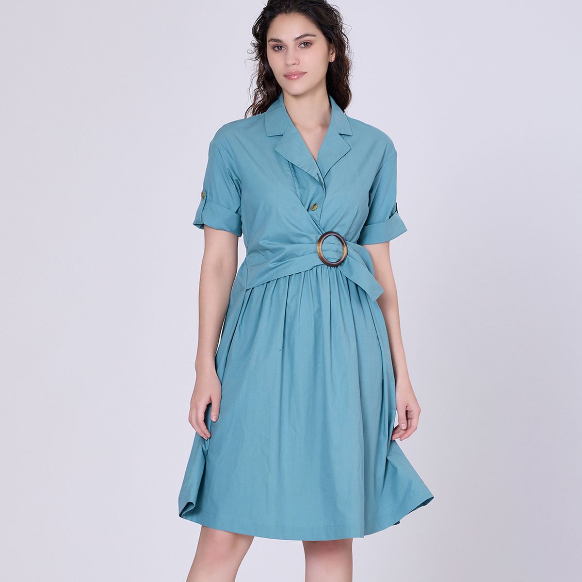 Hemdblusenkleid mit asymmetrischer Schnalle