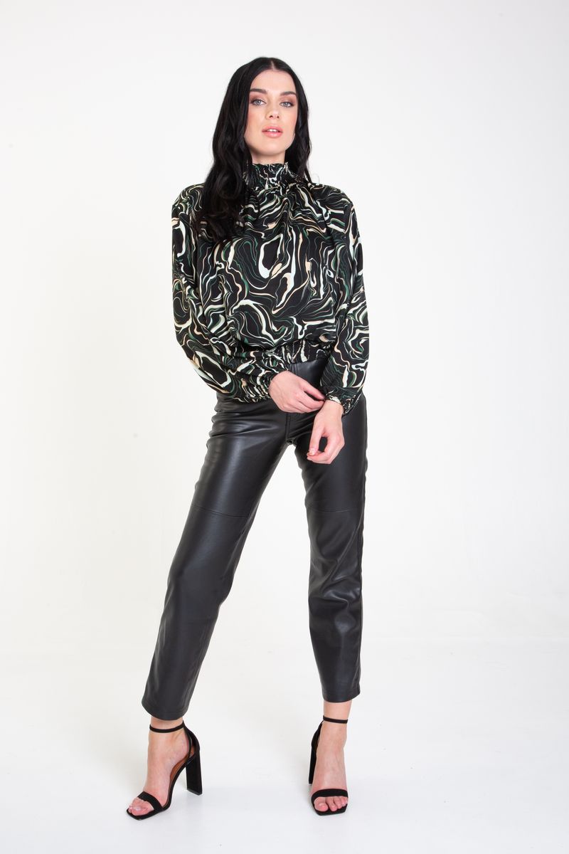 Geraffte Bluse mit hohem Kragen