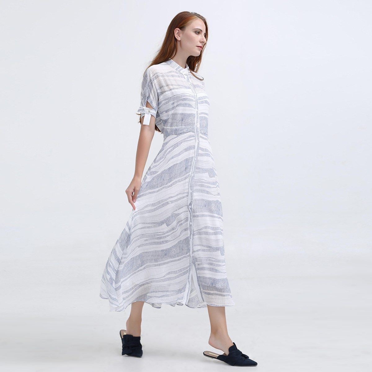 Gestreiftes Chiffon-Midi-Hemdkleid mit Ärmelbindebändern