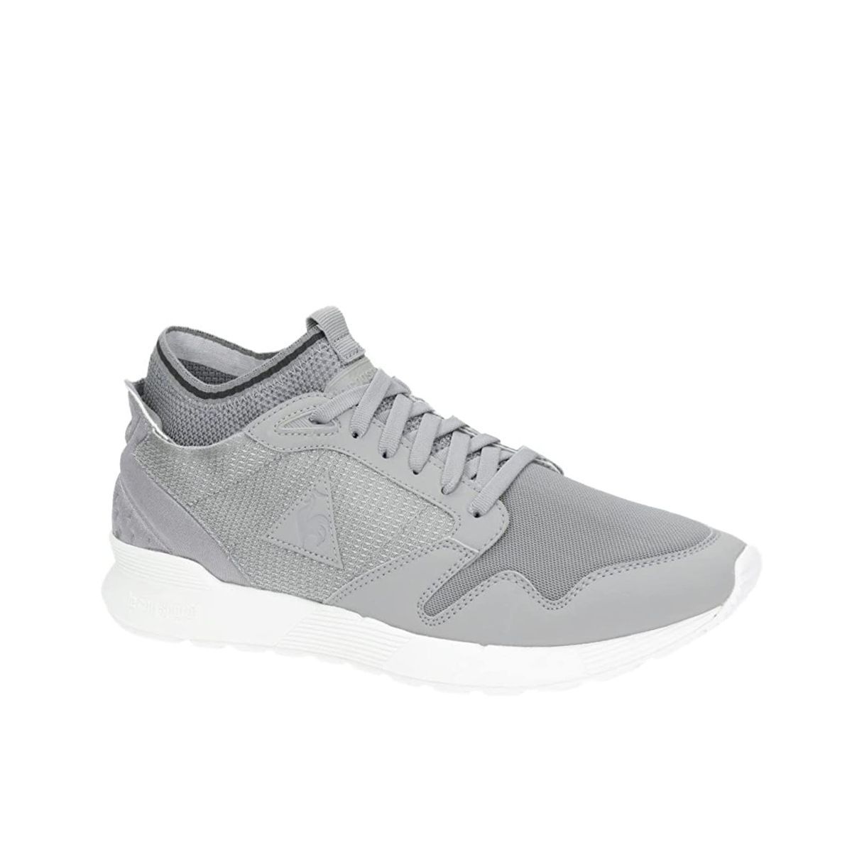 Moderner reflektierender grauer Freizeitsneaker