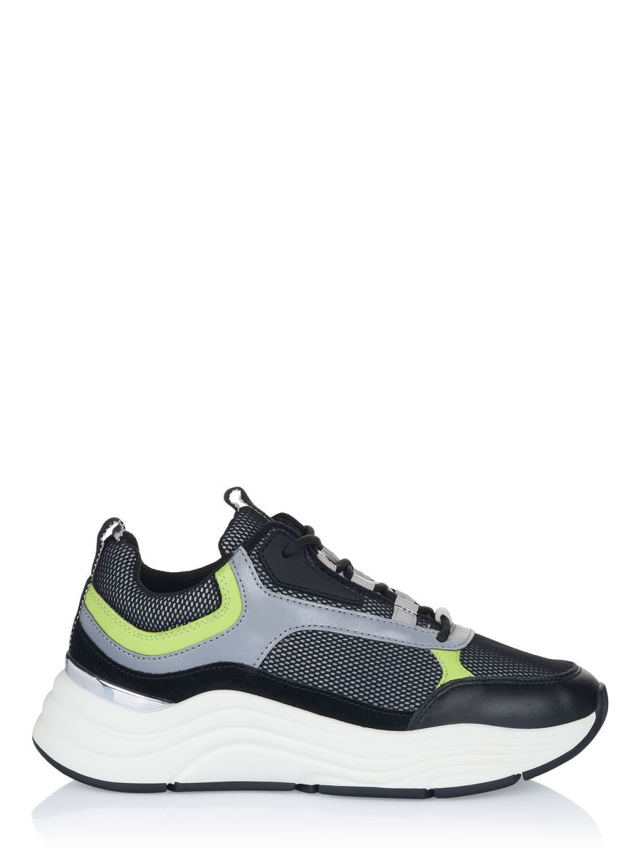 Sneaker mit klobiger Sohle aus verschiedenen Materialien
