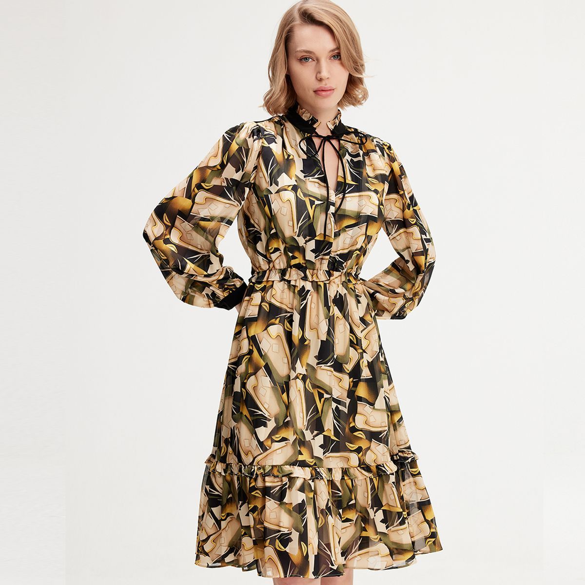 Midi-Kleid mit abstraktem Druck und hohem Kragen