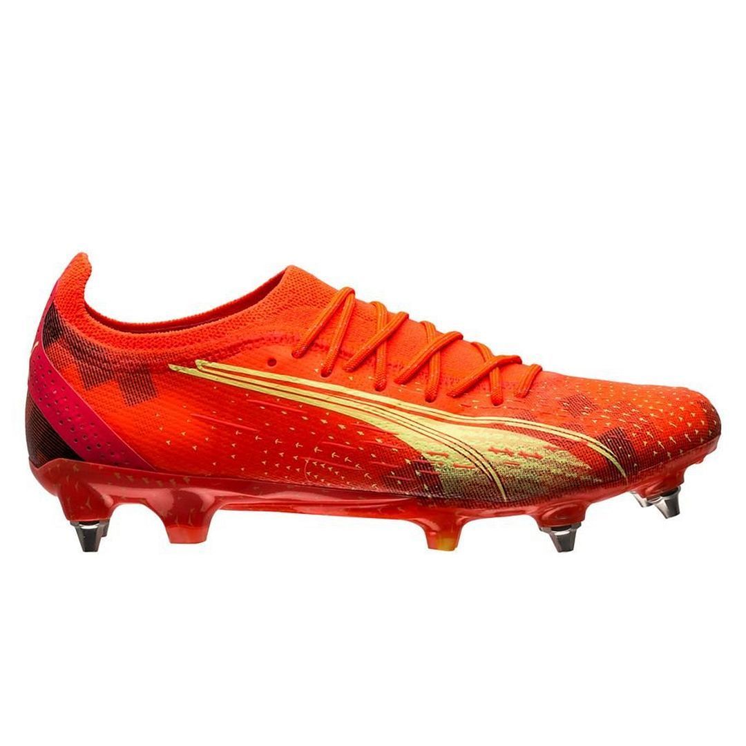 Orangefarbene Fußballschuhe