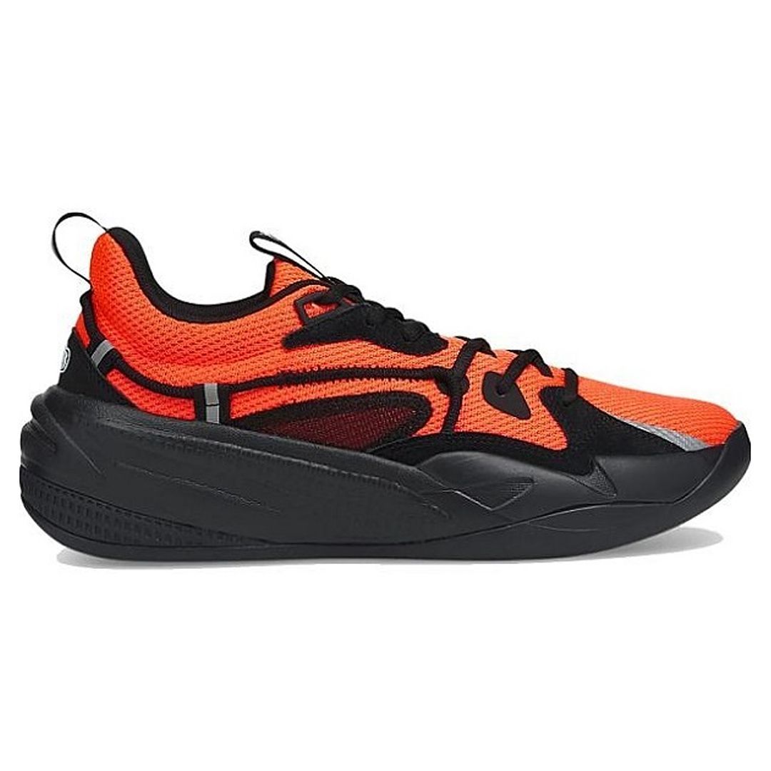 Moderner orange-schwarzer Trainingssneaker