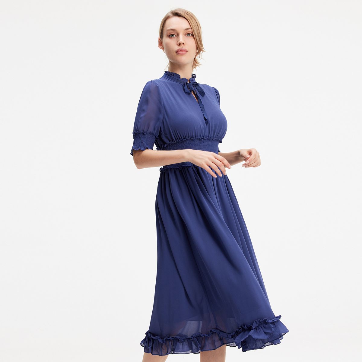 Chiffon-Midikleid mit Smok-Details und Rüschen
