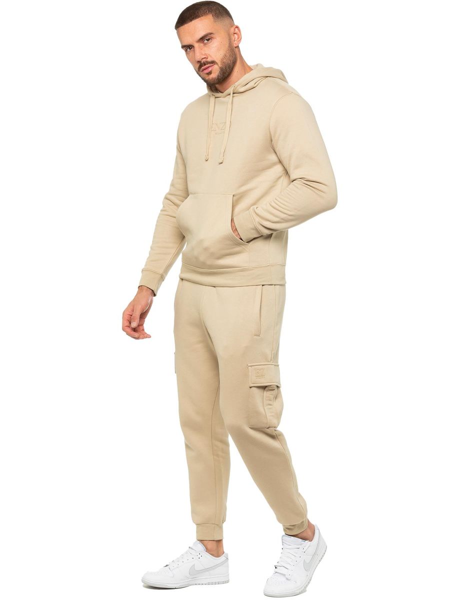 Hoodie und Cargo-Jogger-Kombination