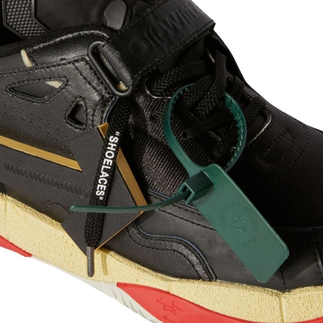 Klobige Low-Top-Sneaker mit Riemen
