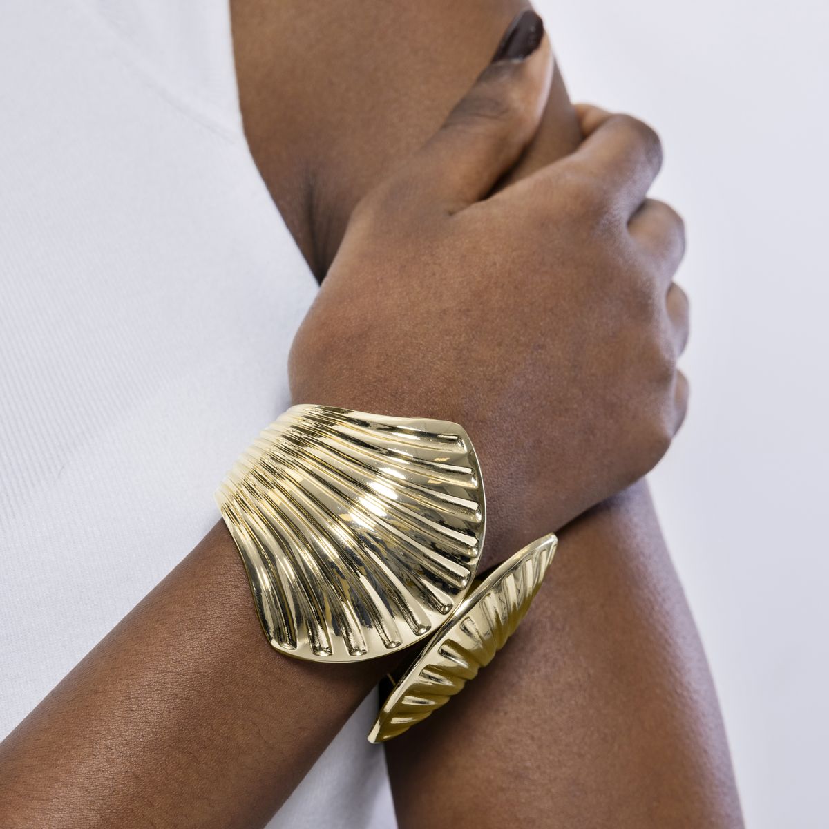 Skulpturaler Statement-Armreif mit Muschelmotiv