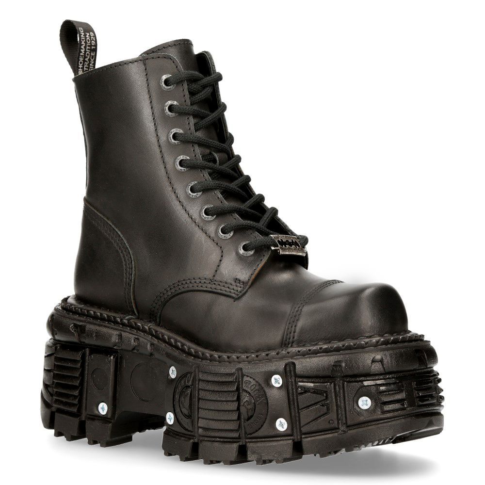 Schwarze Lederplateau-Stiefel im Kampfstil