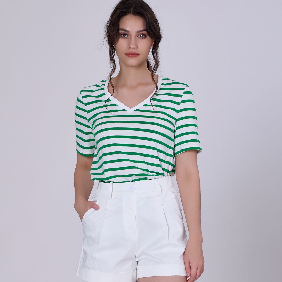 Gestreiftes Baumwoll-T-Shirt mit V-Ausschnitt