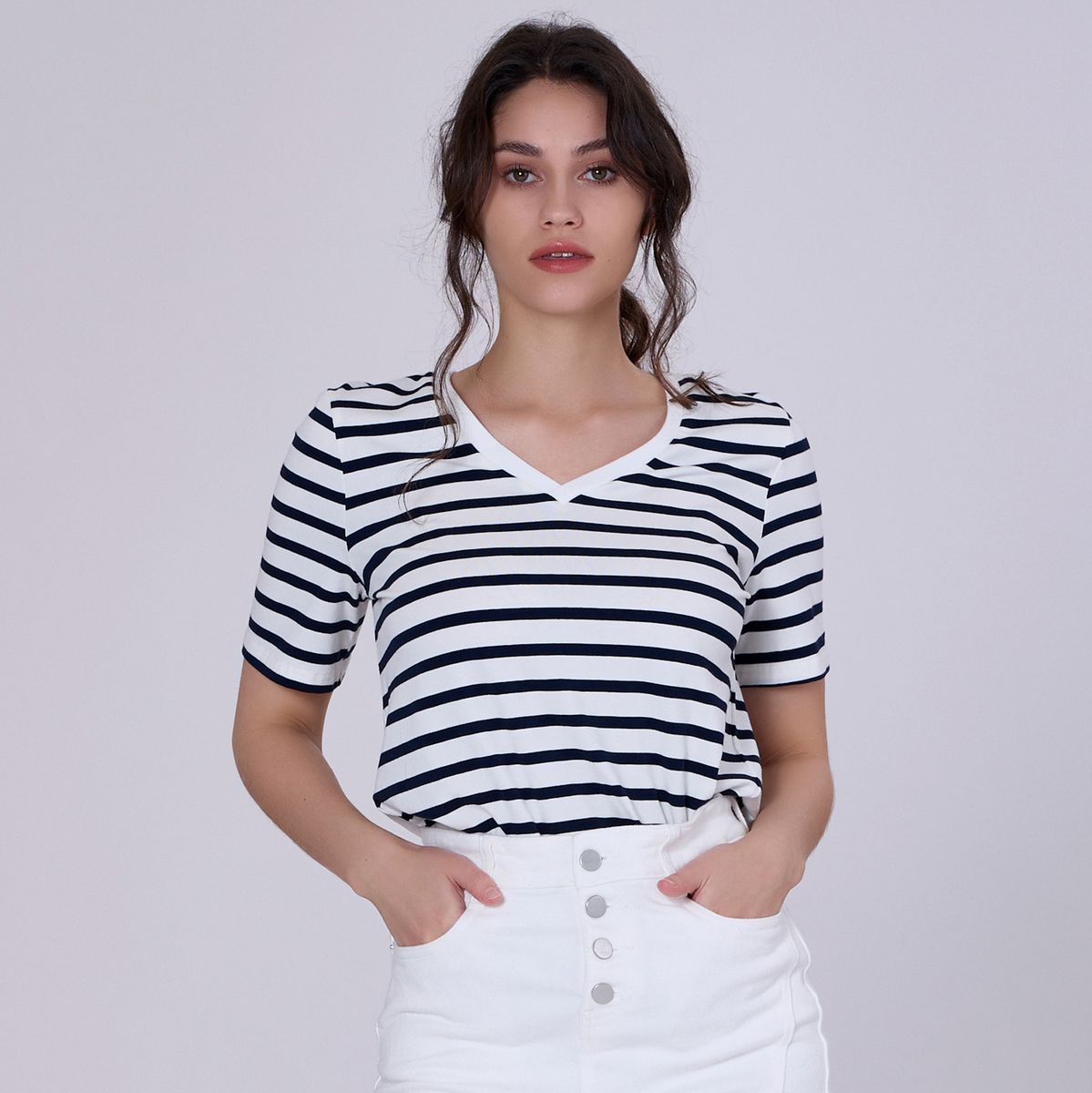 Gestreiftes Baumwoll-T-Shirt mit V-Ausschnitt