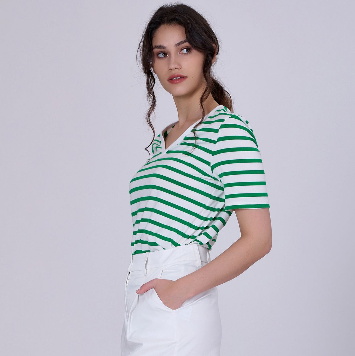 Gestreiftes T-Shirt mit V-Ausschnitt