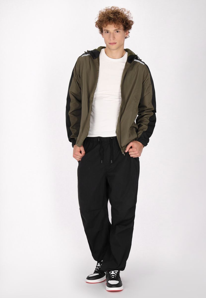Leichte Windjacke mit Kapuze