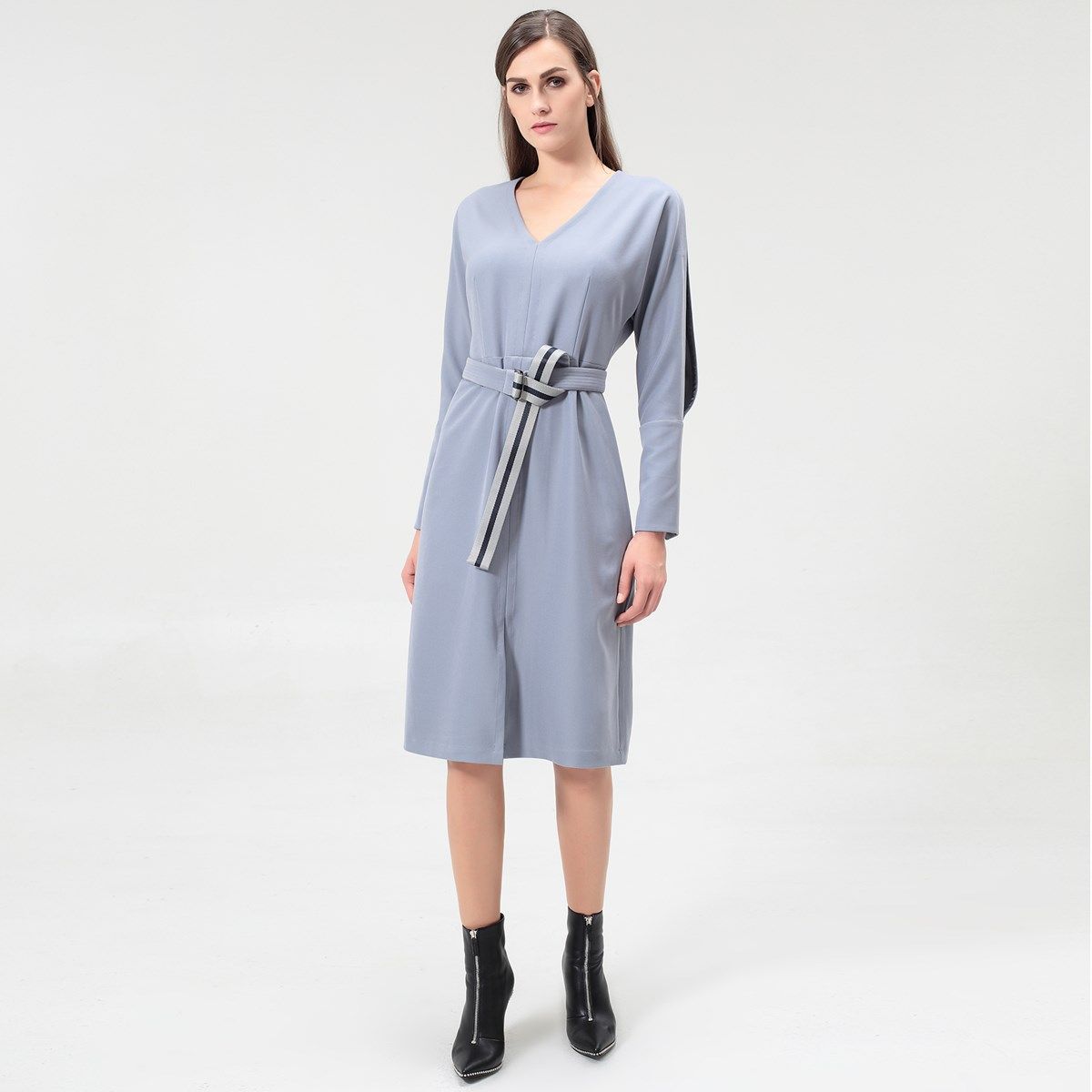 Elegantes V-Ausschnitt Midikleid mit langen Ärmeln