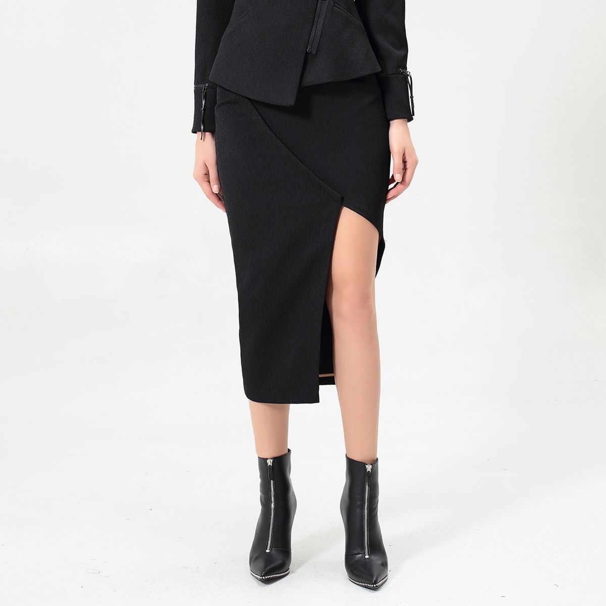Asymmetrischer Bleistiftrock mit Schlitz