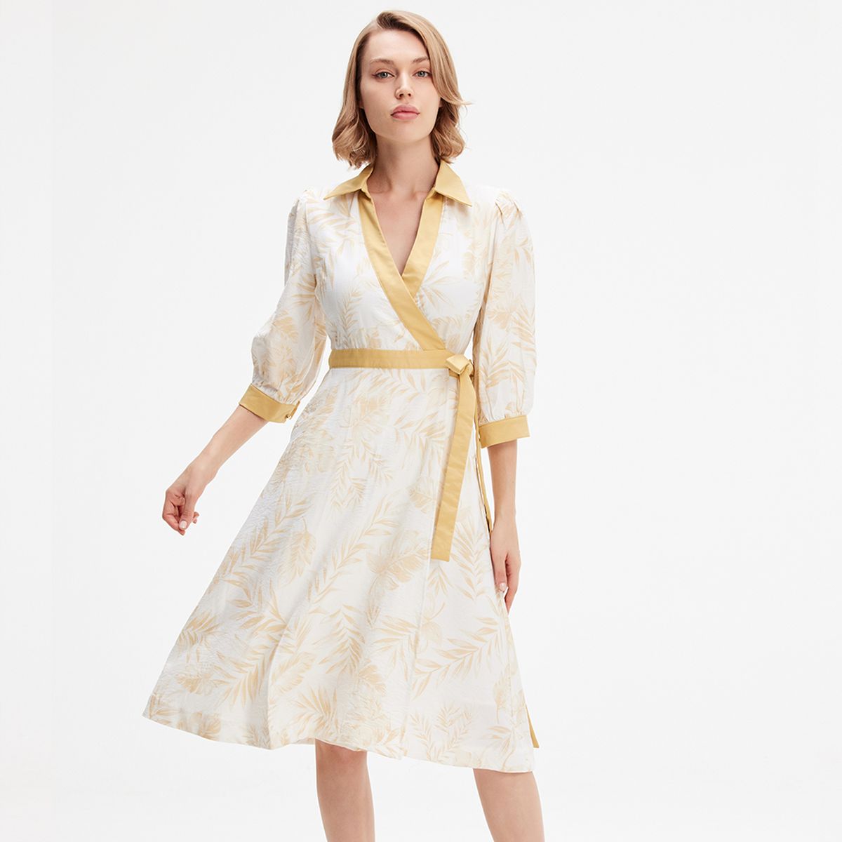 Wickelkleid mit Blumendruck und Gürtel