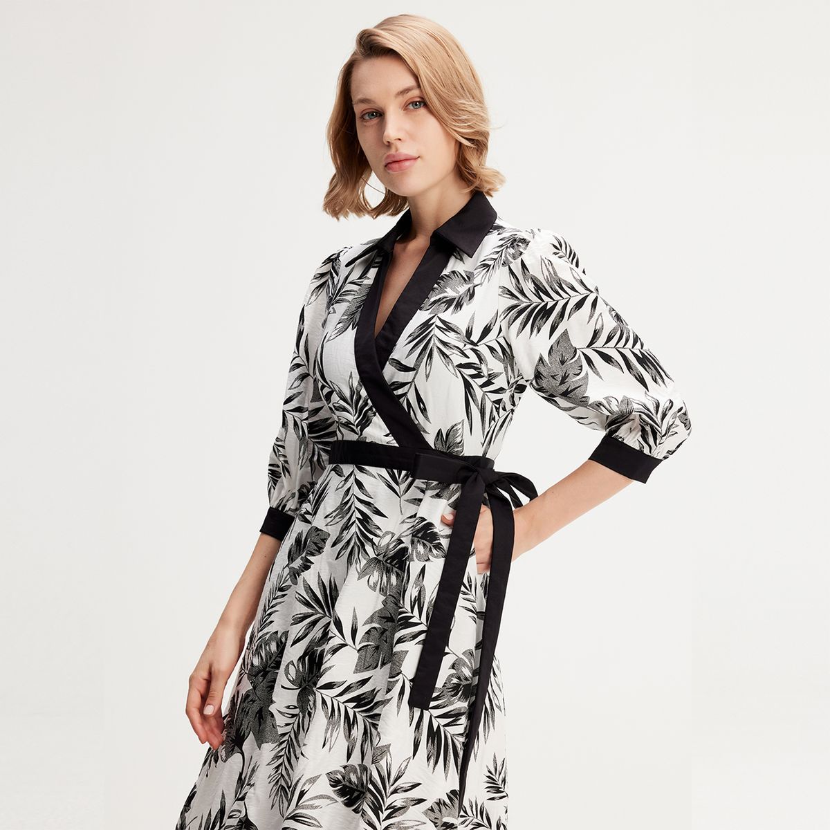 Midi-Wickelkleid mit tropischem Blattmuster