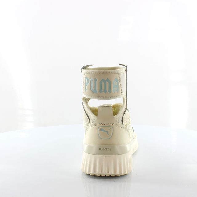 High-Top Sneaker mit Cut-outs
