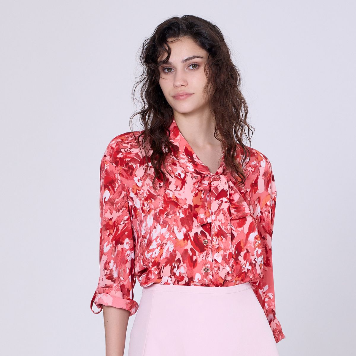 Bluse mit abstraktem Print und Ascot-Kragen