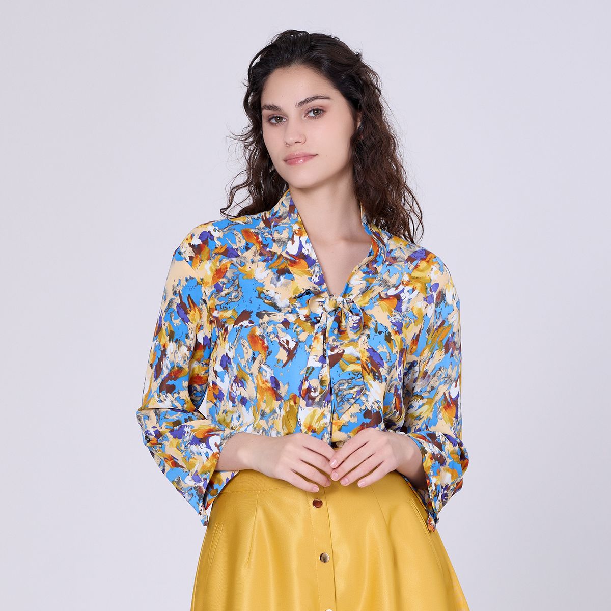 Bluse mit abstraktem Print und Ascot-Kragen