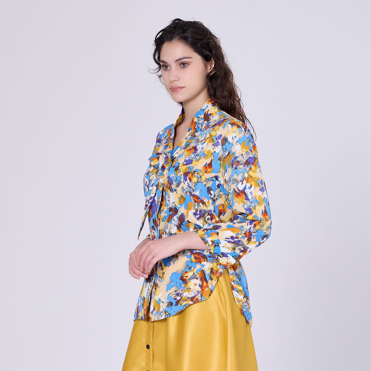 Bluse mit abstraktem Print und Ascot-Kragen