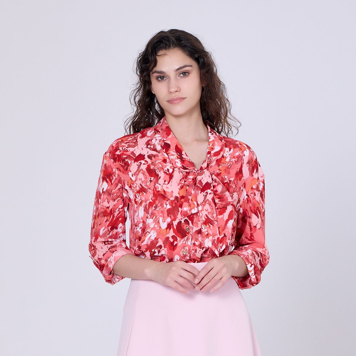 Bluse mit abstraktem Print und Ascot-Kragen