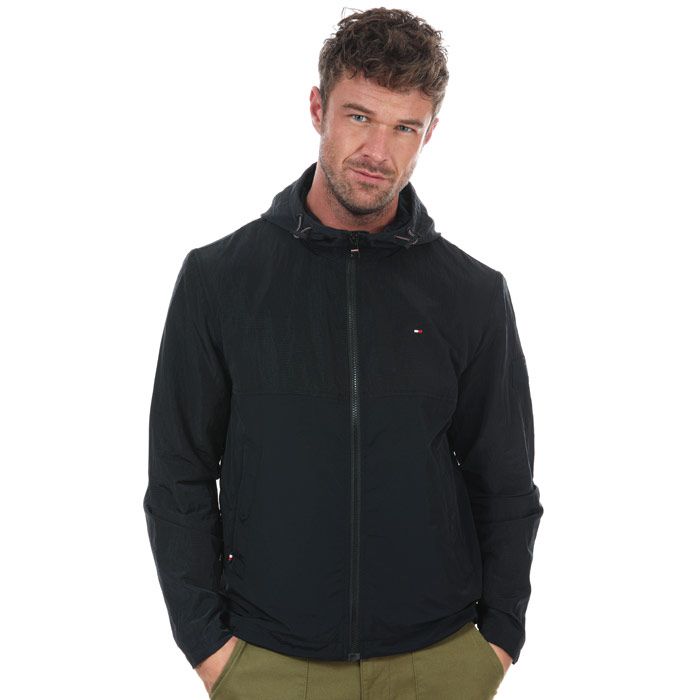 Leichte Herrenjacke mit Kapuze