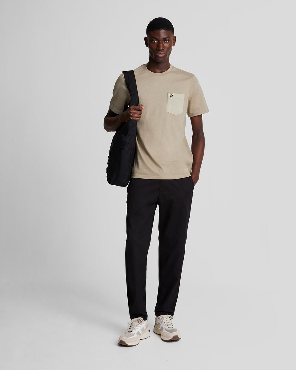 Klassisches T-Shirt mit aufgesetzter Tasche