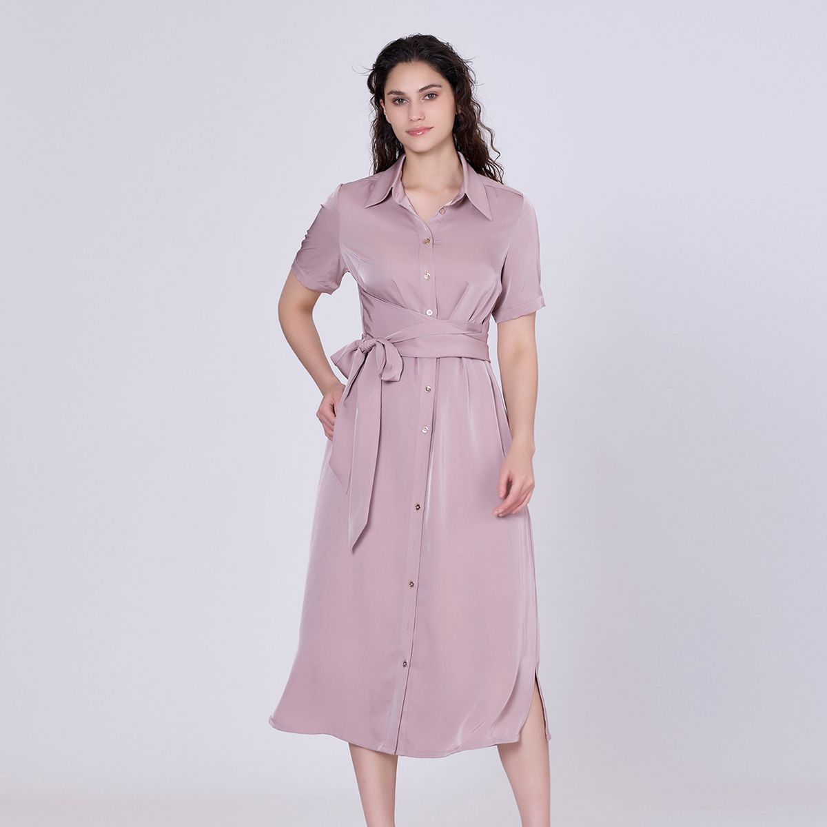 Midi-Hemdkleids aus Satin mit Gürtel