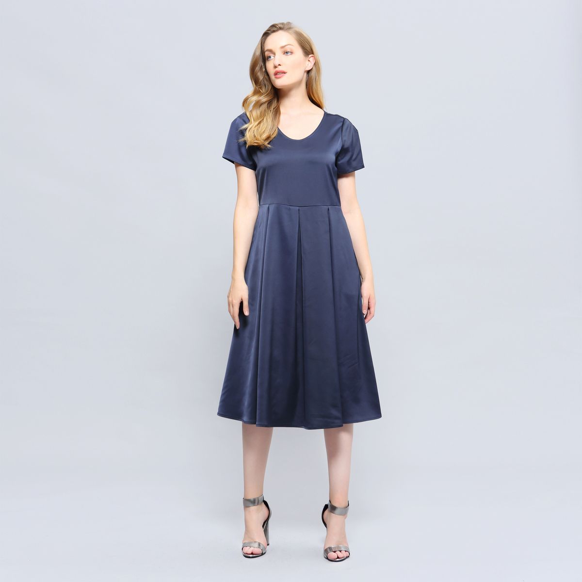 Elegantes Satin-Midi-Schwingkleid