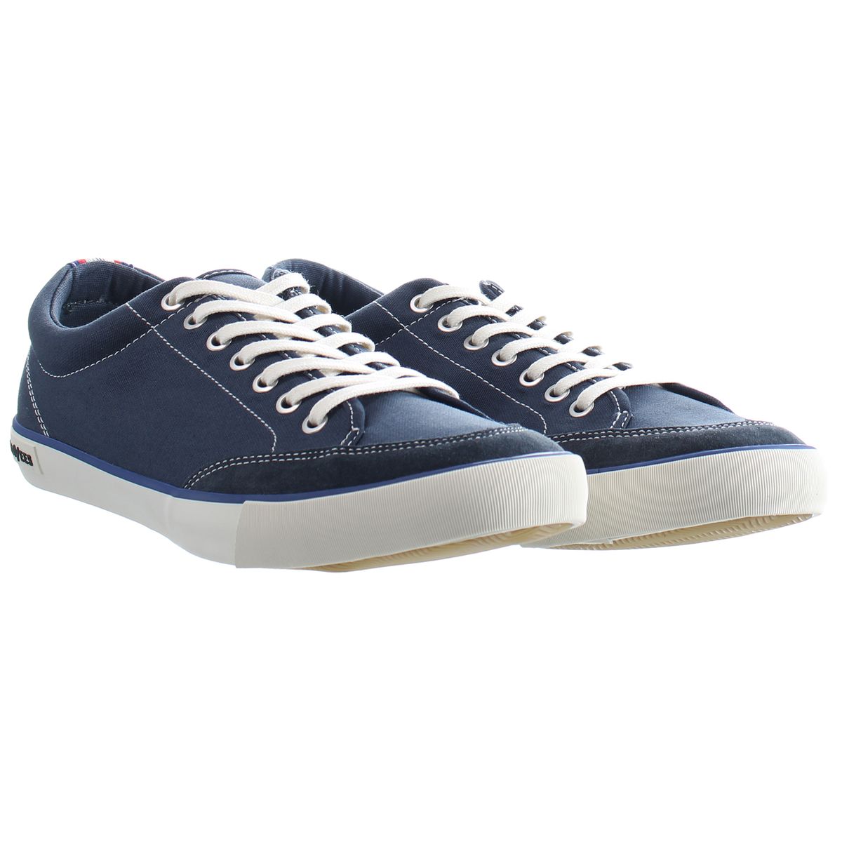 Klassische Schnür-Plimsolls aus Canvas