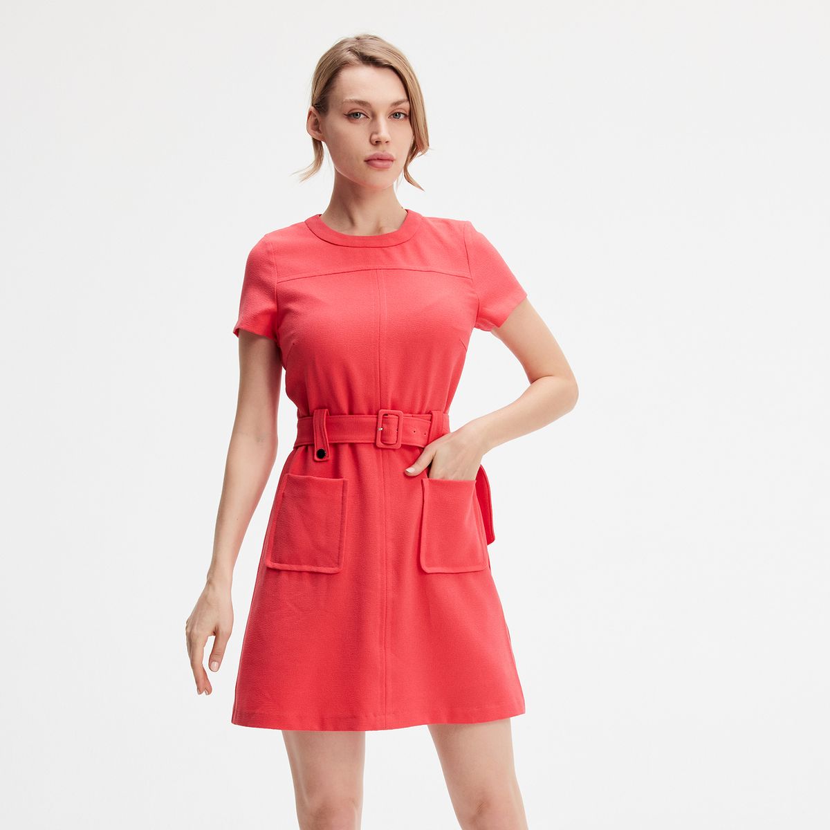 Kurzes A-Linien-Kleid mit Gürtel und Taschen