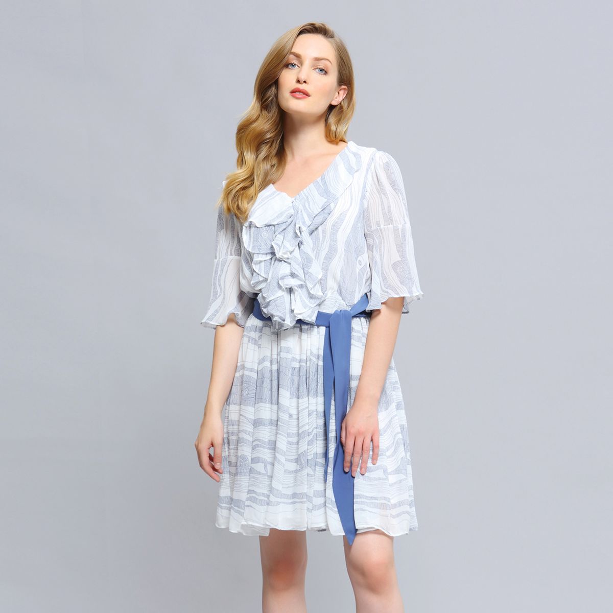 Kurzes Chiffonkleid mit Rüschen und Gürtel
