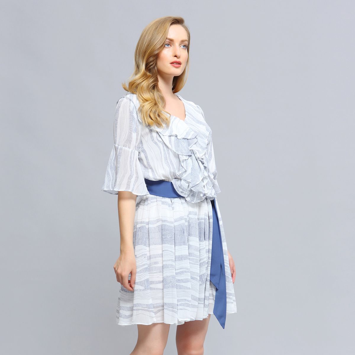 Chiffon-Minikleid mit Rüschen und Wellenmuster