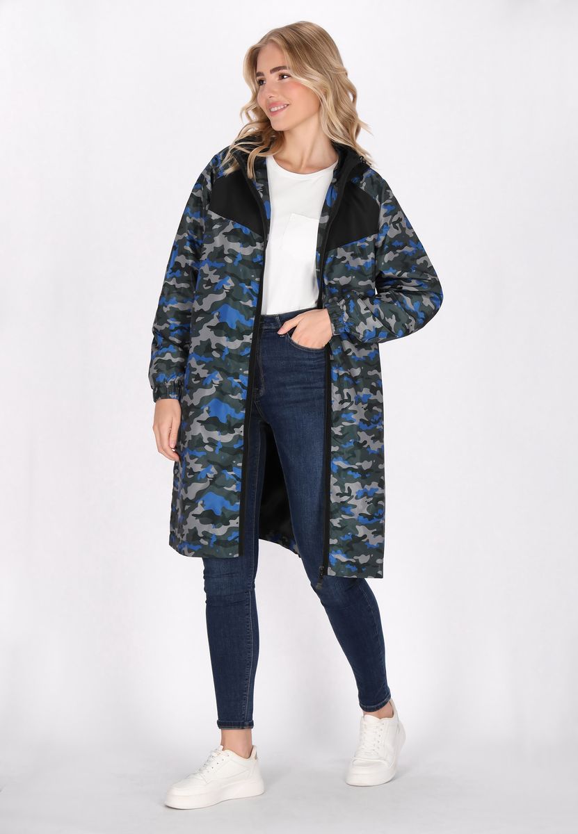 Regenparka mit Camouflage-Muster und Kapuze