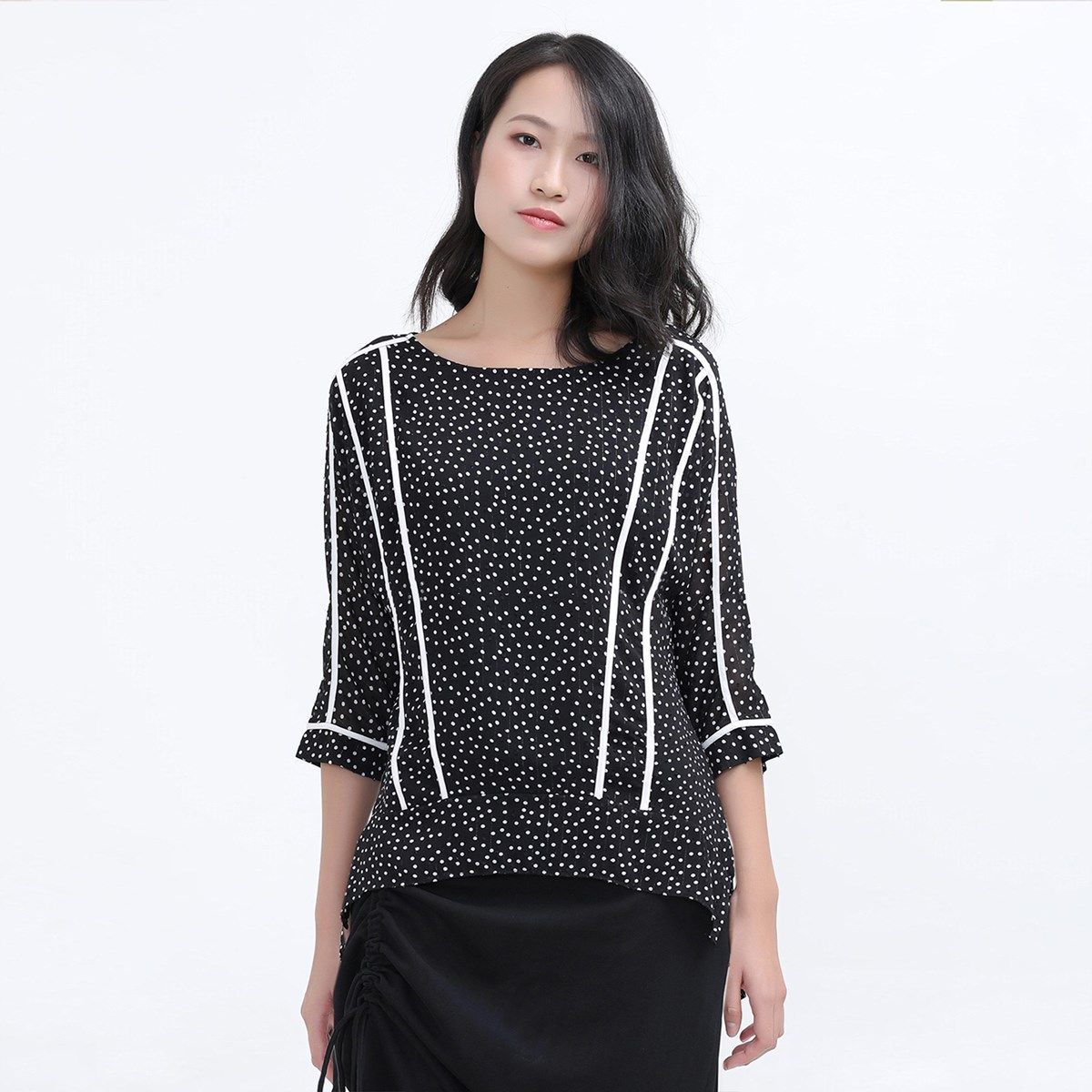 Chiffonbluse mit Tupfen und Zierstreifen