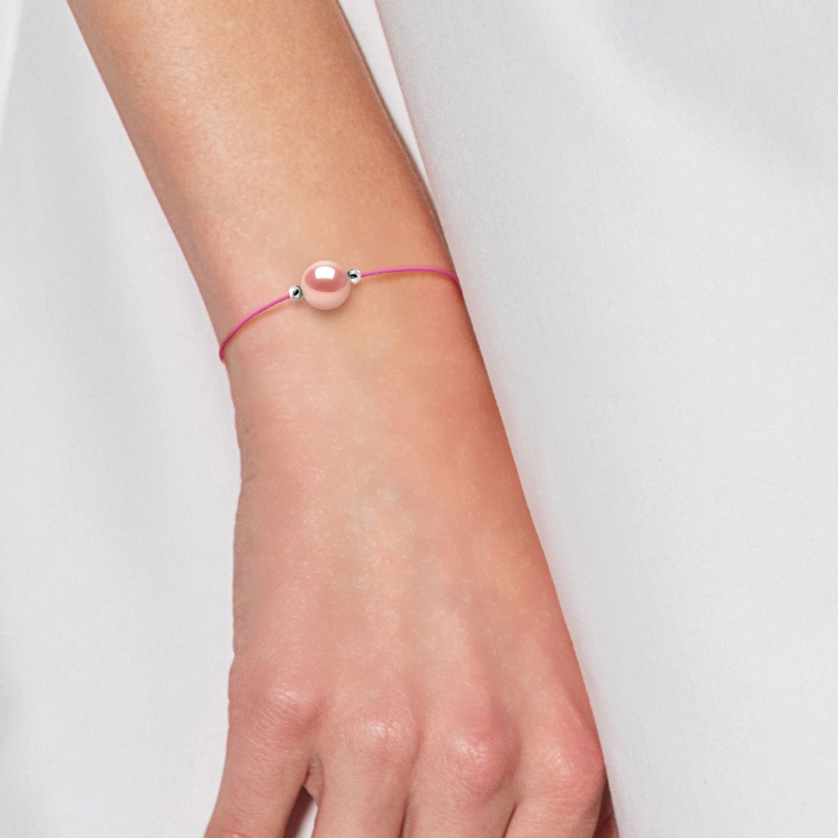 Leuchtendes Perlenarmband mit Textilkordel